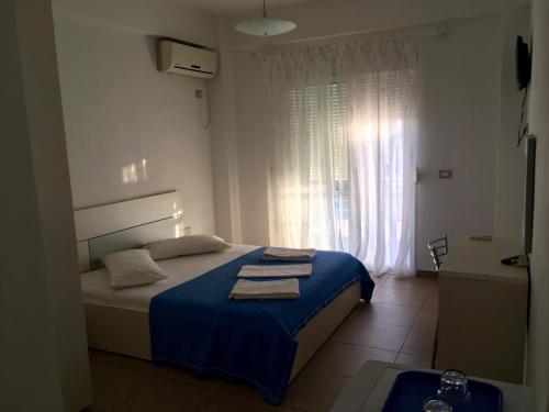Double Room with Balcony image 5