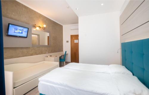Classic Triple Room image 2