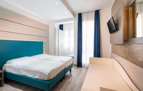 Classic Triple Room image 6