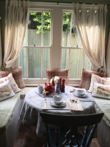 Lodbourne Farmhouse B&B in Gillingham Town