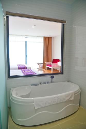 room detail thumbnail 2