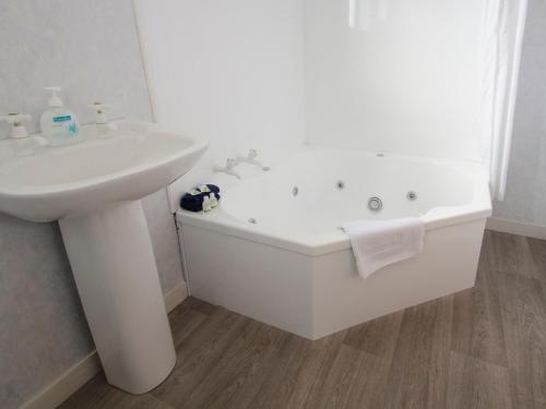 浴室, ASURE Oakleigh Motel in 戈爾