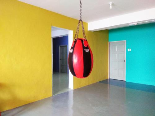 gedeelde lounge/tv-ruimte, Sandakan Backpackers Hostel in Sandakan