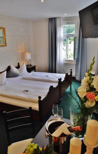 1 king bed, 1 sofa bed