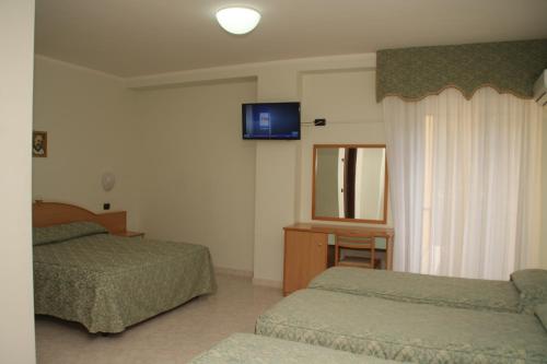 1 queen bed, 2 twin beds
