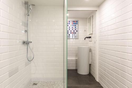 Outstanding Artist Loft - 6 guests - Marais and Canal - Tap to explore photos