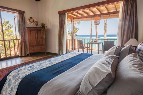 Villa Anjani - Oceanfront Villa, With Private Garden and Cook - Candidasa