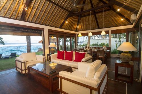 Villa Anjani - Oceanfront Villa, With Private Garden and Cook - Candidasa