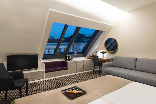 1 queen bed, 1 sofa bed