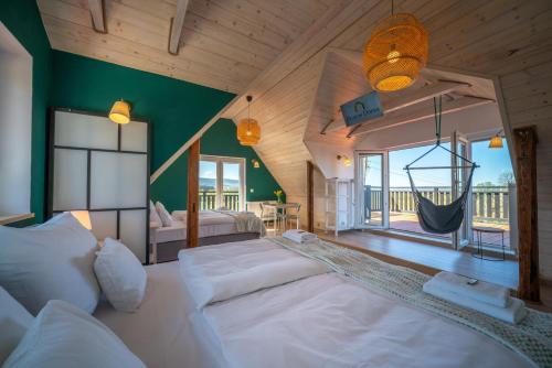 1 queen bed, 2 twin beds
