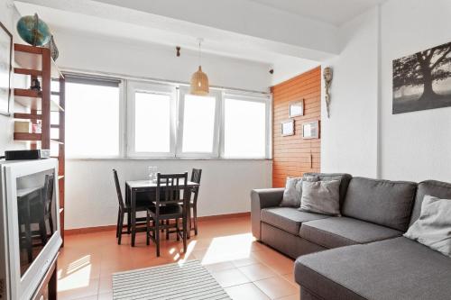  Sea view from traditional 1BR aptm in Paço de Arcos