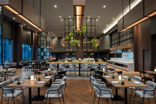ห้องอาหาร, โรงแรมอวานี สุขุมวิท กรุงเทพฯ (Avani Sukhumvit Bangkok Hotel) near สถานีรถไฟฟ้าอ่อนนุช
