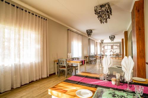 餐廳, 茂皮恩岡瓦納達馬拉山林小屋 (Gondwana Damara Mopane Lodge) in 霍里克薩斯