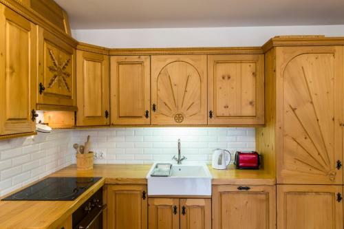 Standard Two-Bedroom Apartment with Balcony image 10
