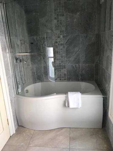 Garden Double Room with own door access and bathroom in Rostrevor