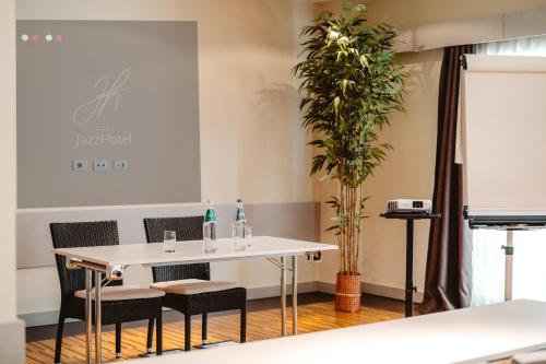 Jazz Hotel - image 7