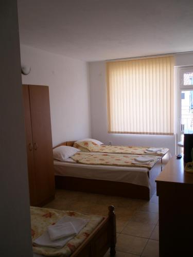 Triple Room with Balcony image 2