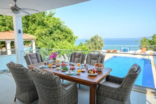 Balcó/terrassa, Luxury beach house, private pool, stunning sunsets, villa karpuz in Bodrum