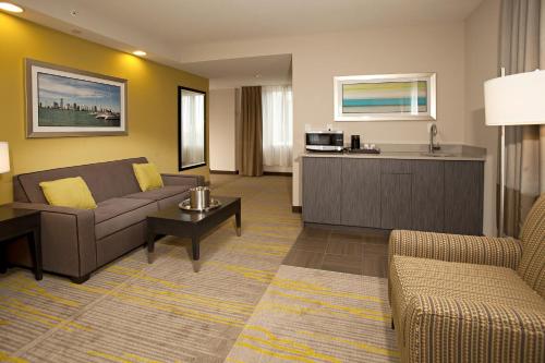 Comfort Suites Miami Airport North In Miami From 113 Trabber Hotels