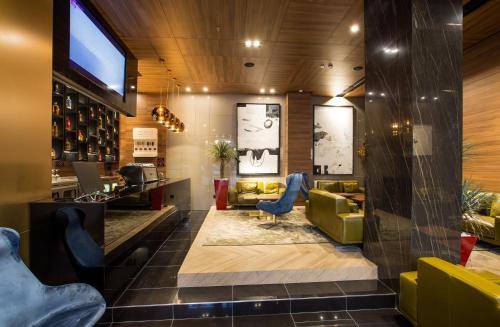 Pub/Lounge, Ambasador Hotel in Nyis