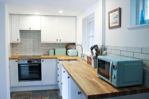 Kitchen, Fal River Cottage in Malpas (Cornwall)