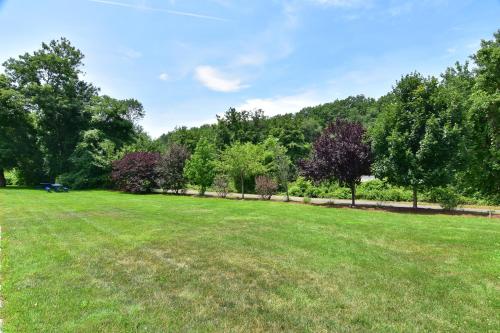 Ardsley Acres Hotel Court in Ardsley, USA