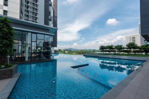 Swimming pool, Mario's suite direct MRT link & 50m infinity pool in Sungai Buloh