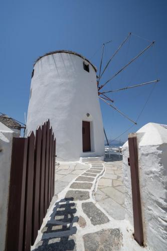  Iconic Windmill in Mykonos Stadt
