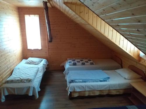 1 double bed, 2 twin beds