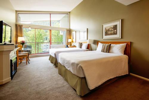 Queen Room with Two Queen Beds with Mountain View