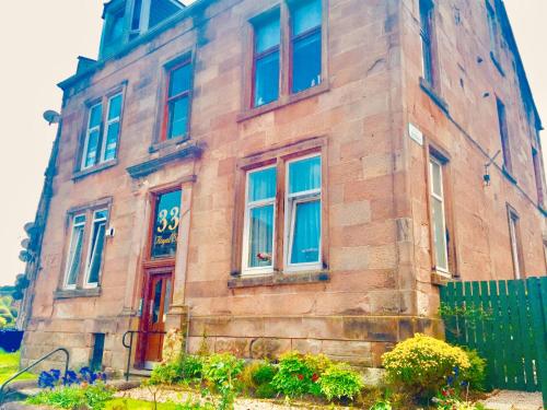 THE LION'S DEN ON ROYAL STREET in โกร็อค