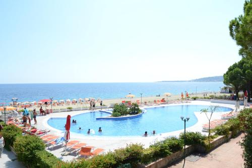. Estella Club
