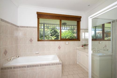 Taliesin - Beautiful 4 bedroom home with amazing views!