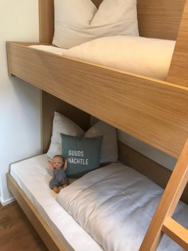 1 queen bed, 2 bunk beds