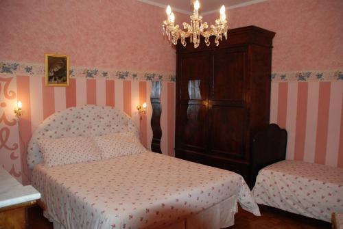 1 queen bed, 1 twin bed