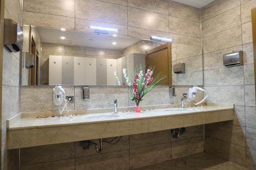 New Garden Hotel - image 8