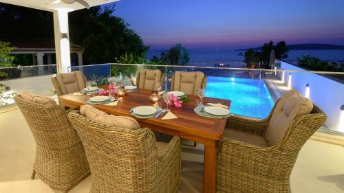 Balcó/terrassa, Luxury beach house, private pool, stunning sunsets, villa karpuz in Bodrum