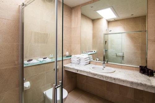 Seven Oaks Hotel - image 5