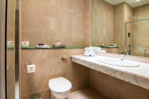 Seven Oaks Hotel - image 6