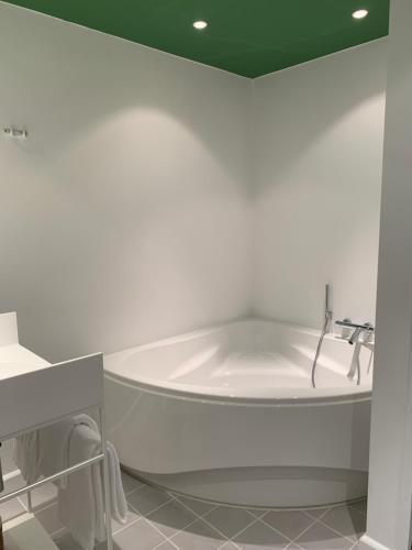 Bathroom, Fitz Roy Urban Hotel, Bar and Garden in Statenkwartier