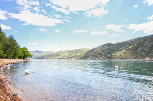 Beaches and Breezes on Wapato - 4 Bed 4 Bath Vacation home in Wapato Point - main image