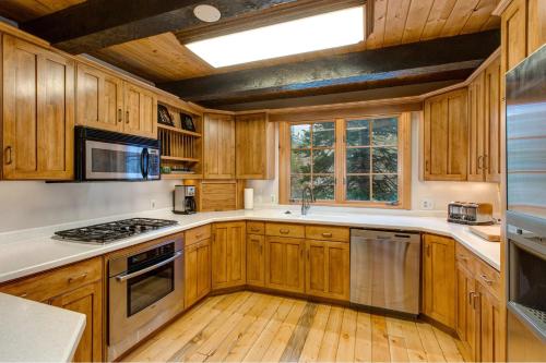 Creekside Chalet - image 5