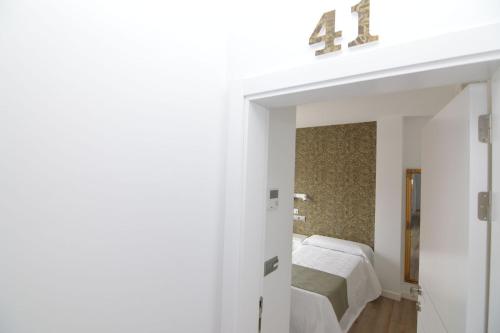Twin Room with Balcony image 8