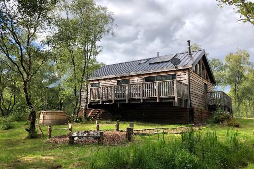 Flora Cabin (3 bedrooms) – Free Wi-Fi, Wood fired hot tub (extra charge)