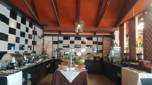 Food and beverages, Montien House Hotel (SHA Plus+) in Koh Samui