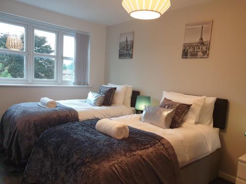 Spacious Contractor House for Large Groups - Private Parking by Liverpool Short Stay