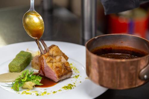 Hôtel Restaurant Famille Bourgeois La Cote des Monts Damnés - image 9
