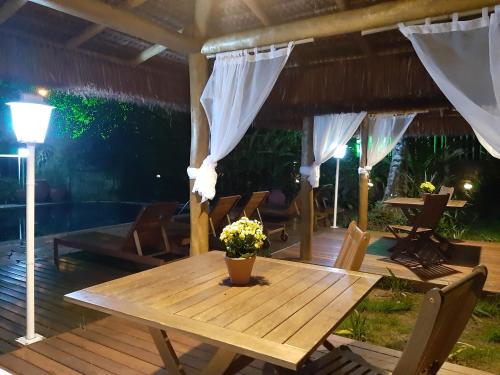 Zwembad, Pousada Canoa Caicara Ilhabela in Cocaia