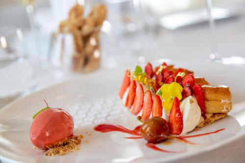 Hôtel Restaurant Famille Bourgeois La Cote des Monts Damnés - main image