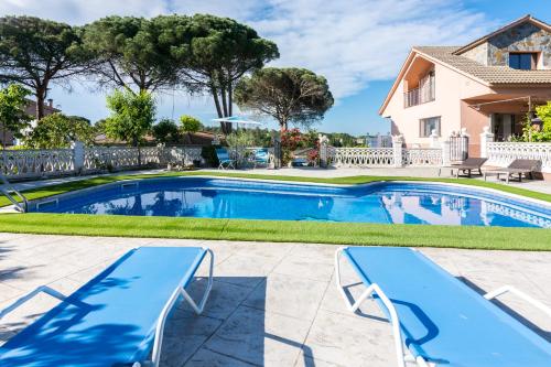 HomeHolidaysRentals Corts - image 10